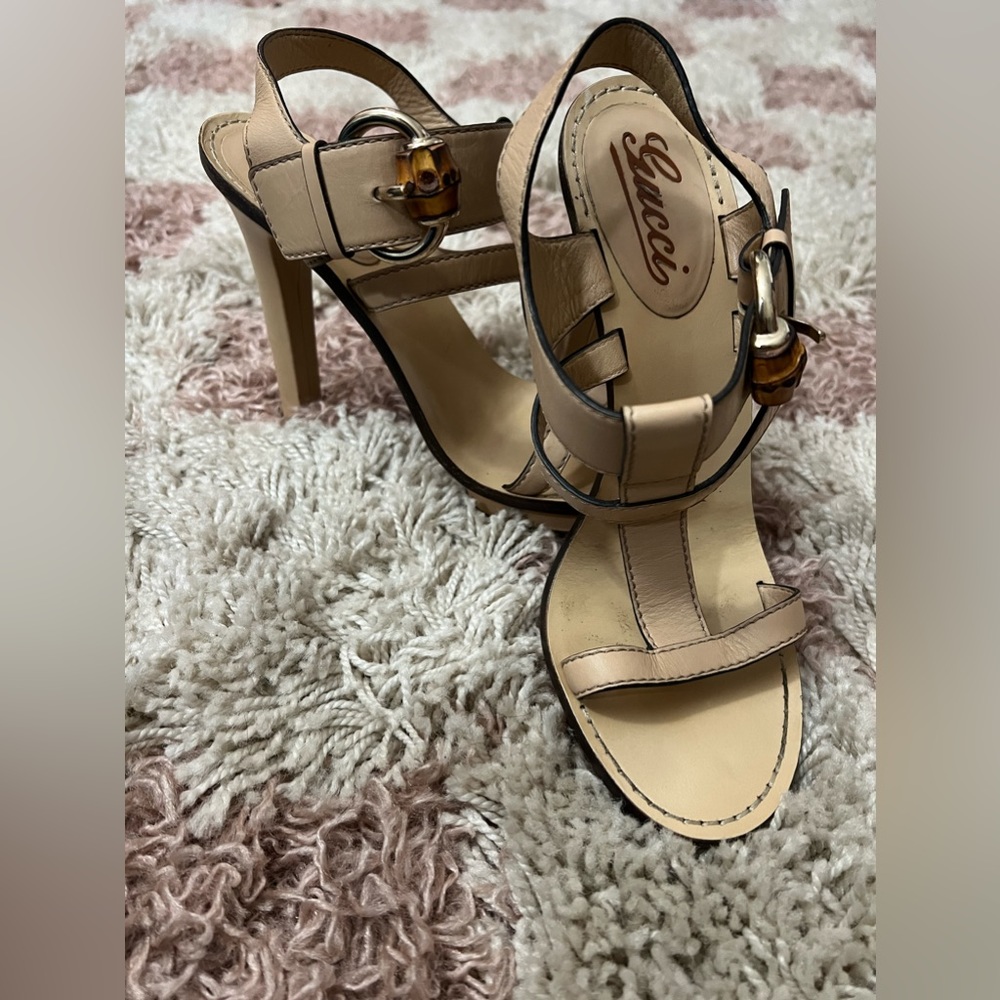 Gucci
Bamboo Accent Leather T-Strap Sandals size 7 - Picture 2 of 12
